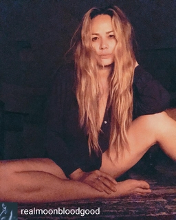 Moon Bloodgood feet photo thumbnail