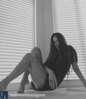 Moon Bloodgood feet photo thumbnail