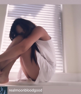 Moon Bloodgood feet photo thumbnail