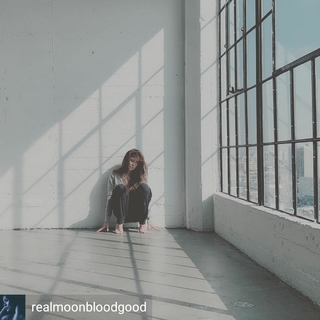 Moon Bloodgood feet photo thumbnail