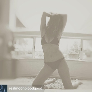 Moon Bloodgood feet photo thumbnail