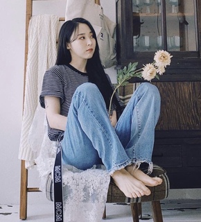 Moon Byul feet photo 3