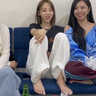 Moon Byul feet photo 4