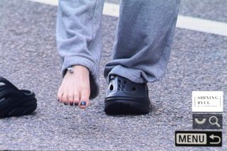 Moon Byul feet photo 2
