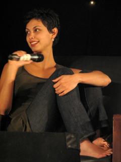 Morena Baccarin feet photo thumbnail