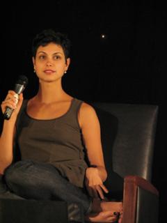 Morena Baccarin feet photo thumbnail