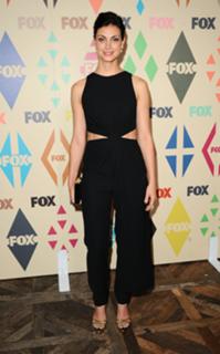 Morena Baccarin feet photo thumbnail