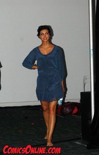 Morena Baccarin feet photo thumbnail