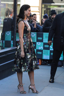 Morena Baccarin feet photo thumbnail