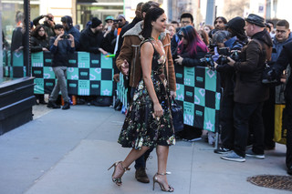 Morena Baccarin feet photo thumbnail