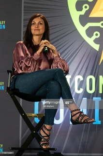 Morena Baccarin feet photo thumbnail
