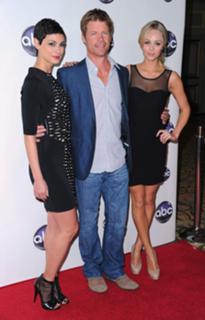 Morena Baccarin feet photo thumbnail