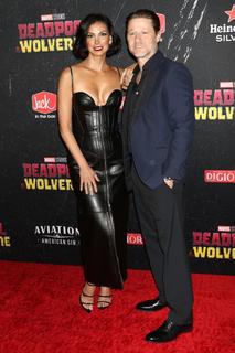 Morena Baccarin feet photo thumbnail