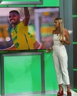 Morena Beltrán feet photo thumbnail