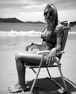 Morena Beltrán feet photo thumbnail