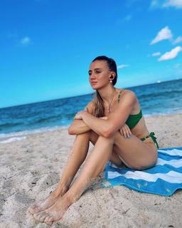 Morena Beltrán feet photo thumbnail