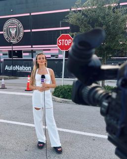 Morena Beltrán feet photo thumbnail