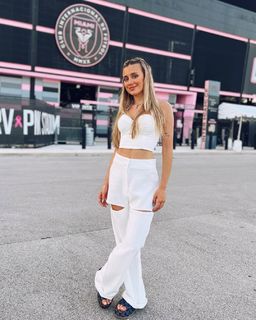 Morena Beltrán feet photo thumbnail