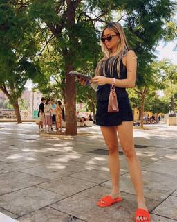 Morena Beltrán feet photo thumbnail