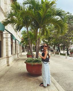 Morena Beltrán feet photo thumbnail