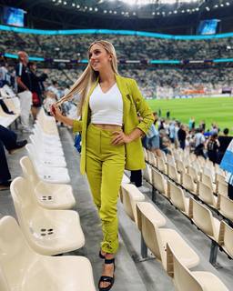 Morena Beltrán feet photo thumbnail