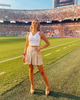 Morena Beltrán feet photo thumbnail