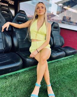 Morena Beltrán feet photo thumbnail