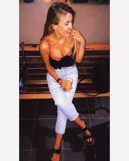 Morena Beltrán feet photo thumbnail