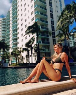 Morena Beltrán feet photo thumbnail