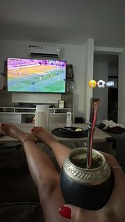 Morena Beltrán feet photo thumbnail