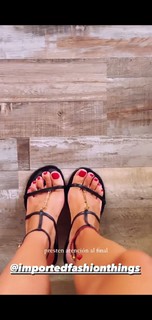 Morena Beltrán feet photo thumbnail