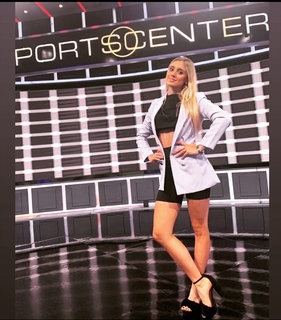 Morena Beltrán feet photo thumbnail