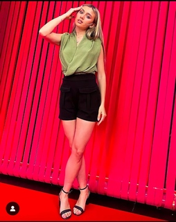 Morena Beltrán feet photo thumbnail