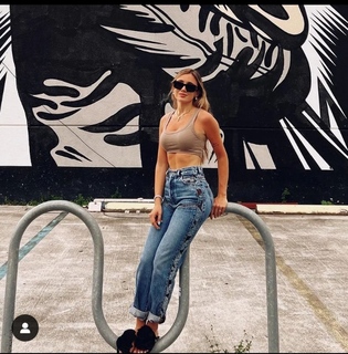 Morena Beltrán feet photo thumbnail