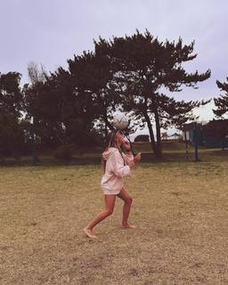 Morena Beltrán feet photo thumbnail