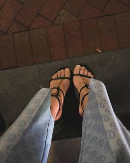 Morena Beltrán feet photo thumbnail