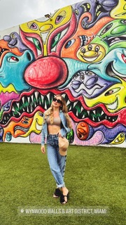 Morena Beltrán feet photo thumbnail