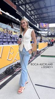 Morena Beltrán feet photo thumbnail