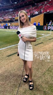 Morena Beltrán feet photo thumbnail