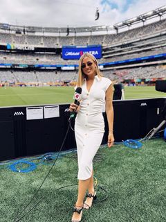 Morena Beltrán feet photo thumbnail