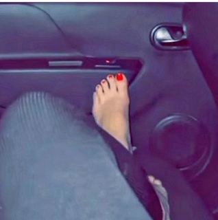 Mounaa Limam feet photo 3