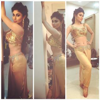 Mouni Roy feet photo thumbnail