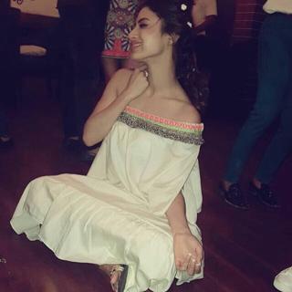 Mouni Roy feet photo thumbnail