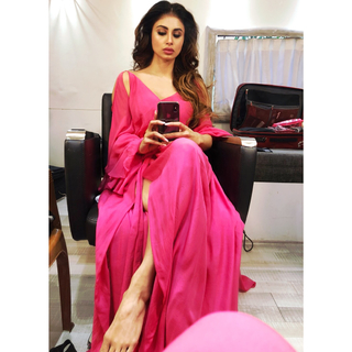 Mouni Roy feet photo thumbnail