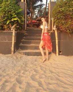 Mouni Roy feet photo thumbnail