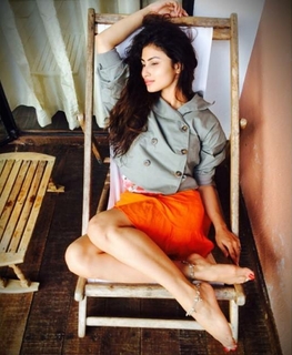Mouni Roy feet photo thumbnail
