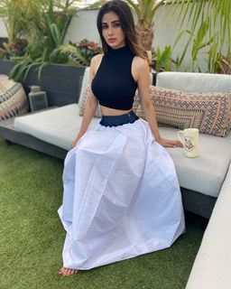 Mouni Roy feet photo thumbnail