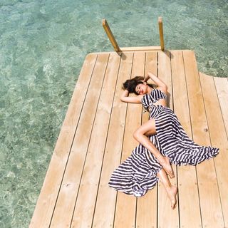 Mouni Roy feet photo thumbnail