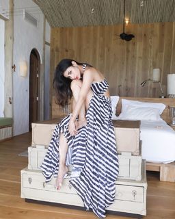 Mouni Roy feet photo thumbnail
