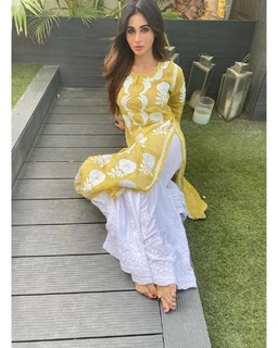 Mouni Roy feet photo thumbnail